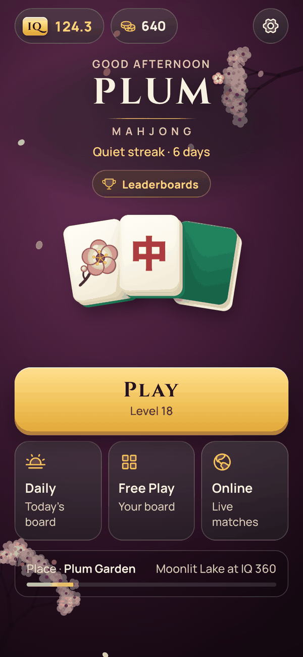 La pantalla de inicio en Plum Garden: Player IQ 124.3, una racha de seis días, el botón dorado Play para el nivel 18 y, debajo, Daily, Free Play y Online.